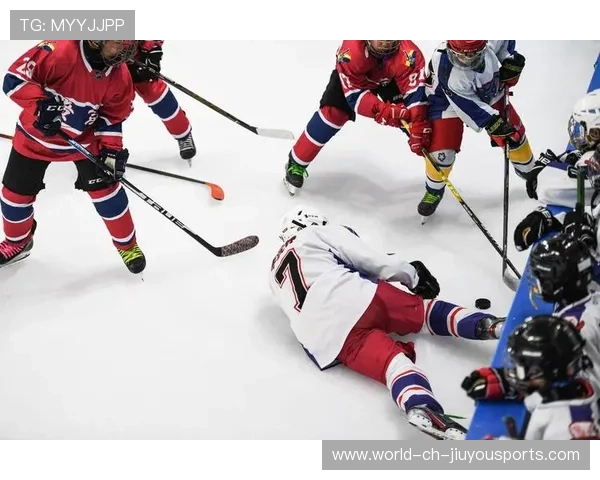 冰球运动员滑倒撞翻广告牌，广告牌更火了