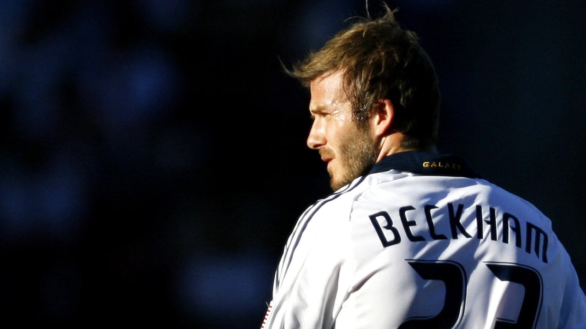 九游在线玩-体育评论员观点分歧引发媒体热议与讨论，体育评论员文章的作用